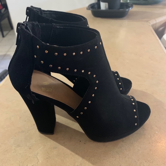 Women Shoes - Picture 3 of 5